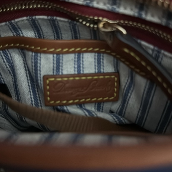 Dooney & Burke | Wayfarer Letter Carrier in navy. Like New crossbody A00177 - Picture 9 of 11